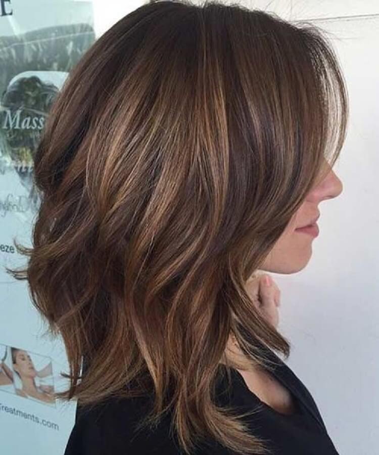 Coiffures pour femmes pour cheveux mi-longs pour un visage rond